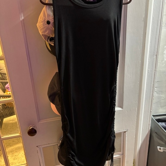 Chic Black Sleeveless Midi Dress - Picture 1 of 4